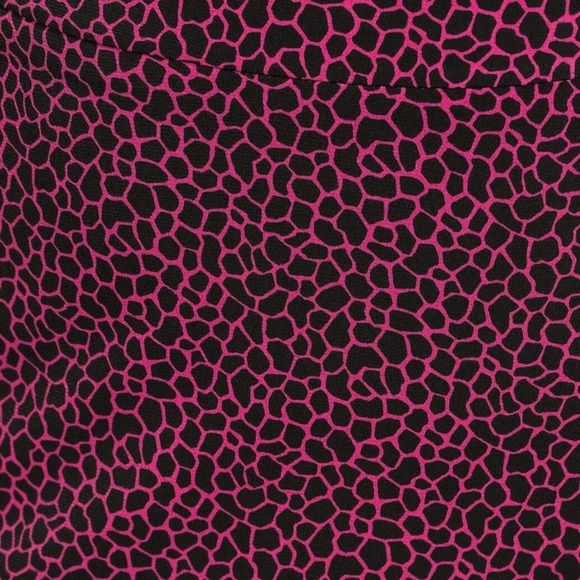 NWT MICHAEL KORS Giraffe-Print Flounce
Mini Skirt in cerise - Picture 3 of 13
